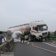 安庆油罐车跑太快撞开高速护栏 司机将承担部分救援费用
