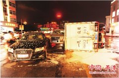 平潭：油罐车刹车失灵 滑倒连撞两车