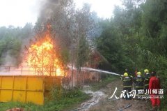 巴中一原油罐起火燃烧 救援及时未爆炸(图)