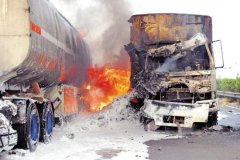 货车撞油罐车，大火烧足6小时