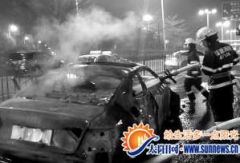 厦门一豪车撞上护栏 车子瞬间成“火球”