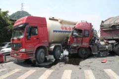 浙江温州“油罐”大货争抢红绿灯酿车祸