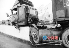 大车撞上迎头撞上水泥护栏 油罐破裂满地柴油