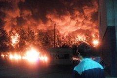 大连中石油输油管爆裂起火原油流淌成河(图)