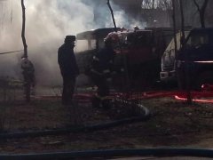 彩钢房着火引燃油罐车