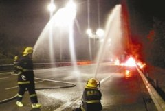 凌晨，满载31吨油罐车机荷高速起火……