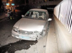 撞上护栏 夏利车伤了