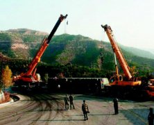 古交附近油罐车侧翻柴油外泄 两辆吊车起吊扶正