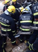 组图：西安一辆轿车与火车相撞 轿车面目全非
