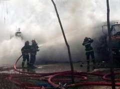 沈阳一彩钢房着火引燃油罐车