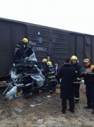 西安一轿车与火车相撞 严重扭曲面目全非