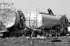 大货撞上油罐车 两人身亡