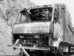 油罐车爆炸燃烧火龙蔓延数百米(组图)