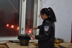 女司机开车“蹿”出胡同 撞“雪佛兰”甩出360度