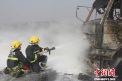 郑少高速15吨汽油车辆着火 消防人员2小时扑灭