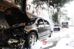 油罐车漏油起火 路边8车遭殃·重庆晚报第一眼