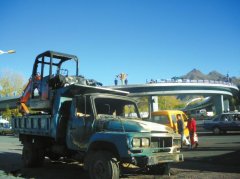 拉萨一油罐车冲下立交桥爆炸 致2人死亡(组图)