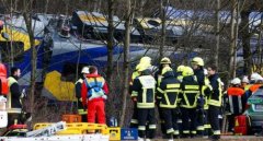 德火车对撞事故至少10人死亡政党取消政治活动