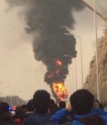 郑少高速一油罐车着火造成双向堵车(图)