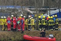 德国发生火车相撞事故 至少2死100伤