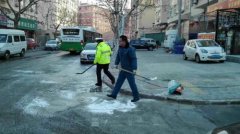 消防栓被撞成喷泉 清晨500斤融雪剂化解险情