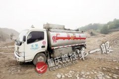 储油罐爆炸油罐车无恙(组图)