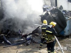 河南唐河县一油罐车爆炸致8人受伤(图)