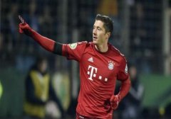 莱万2球穆勒2传罗本造点球+红牌 拜仁3