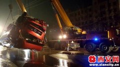 惊险!一罐车侧翻罐体破损 16吨刺激性液体外泄