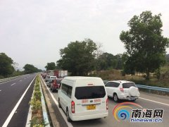 运气罐车侧翻 海南东线高速189公里路段临时交通