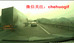 骑摩托撞火车，俩女孩被火车撞飞一幕被人拍下