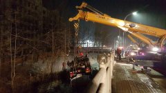 载16吨异辛烷罐车侧翻泄漏 近千名居民被疏散