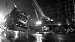 司机忘拉手刹致车侧翻 16吨易燃有毒液体泄漏