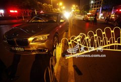 宝马车失控撞上隔离护栏[图]