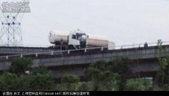 惊险:油罐车冲出高架桥护栏 车头悬空桥上
