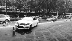 崭新奔驰车撞上护栏