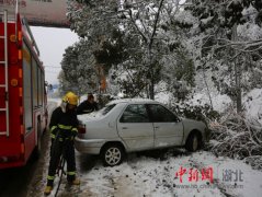 一小轿车失控撞上路边大树，司机被困车内。