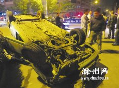 滁州天长：出租车撞上护栏四轮朝天