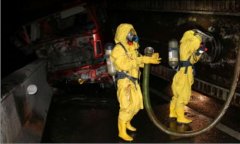 福银高速多处结冰 尤溪路段一柴油罐车侧翻泄漏