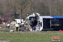 荷兰一列车与起重机相撞后脱轨 致1死1重伤(组图