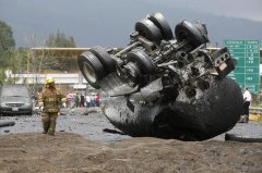 墨西哥一油罐车爆炸