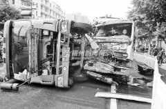 闹市区三车相撞三人受伤被困路面洒满柴油