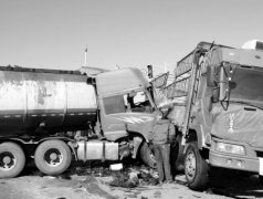 沈阳：大货被油罐车撞了一下“腰”（图）