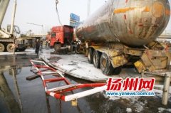 液化气槽罐车侧翻泄漏随时爆炸 老328国道紧急封