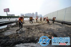 油罐车侧翻8吨沥青“粘”路 沈海高速泉州入口封闭8小时