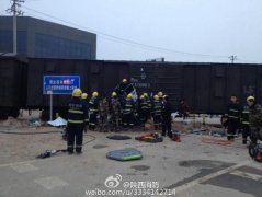 西安一轿车与火车相撞 轿车面目全非一人被困