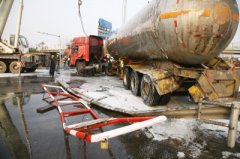 险！液化气槽罐车侧翻泄漏 随时可能爆炸 老328国道紧急封路