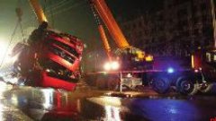 司机下车吃饭忘拉手刹 装易燃品罐车侧翻进小区