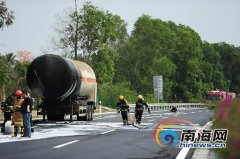 海南环岛高速陵水段天然气罐车侧翻 车辆拥堵数公里