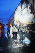 禅城一油罐车爆胎着火 殃及三车无人伤亡